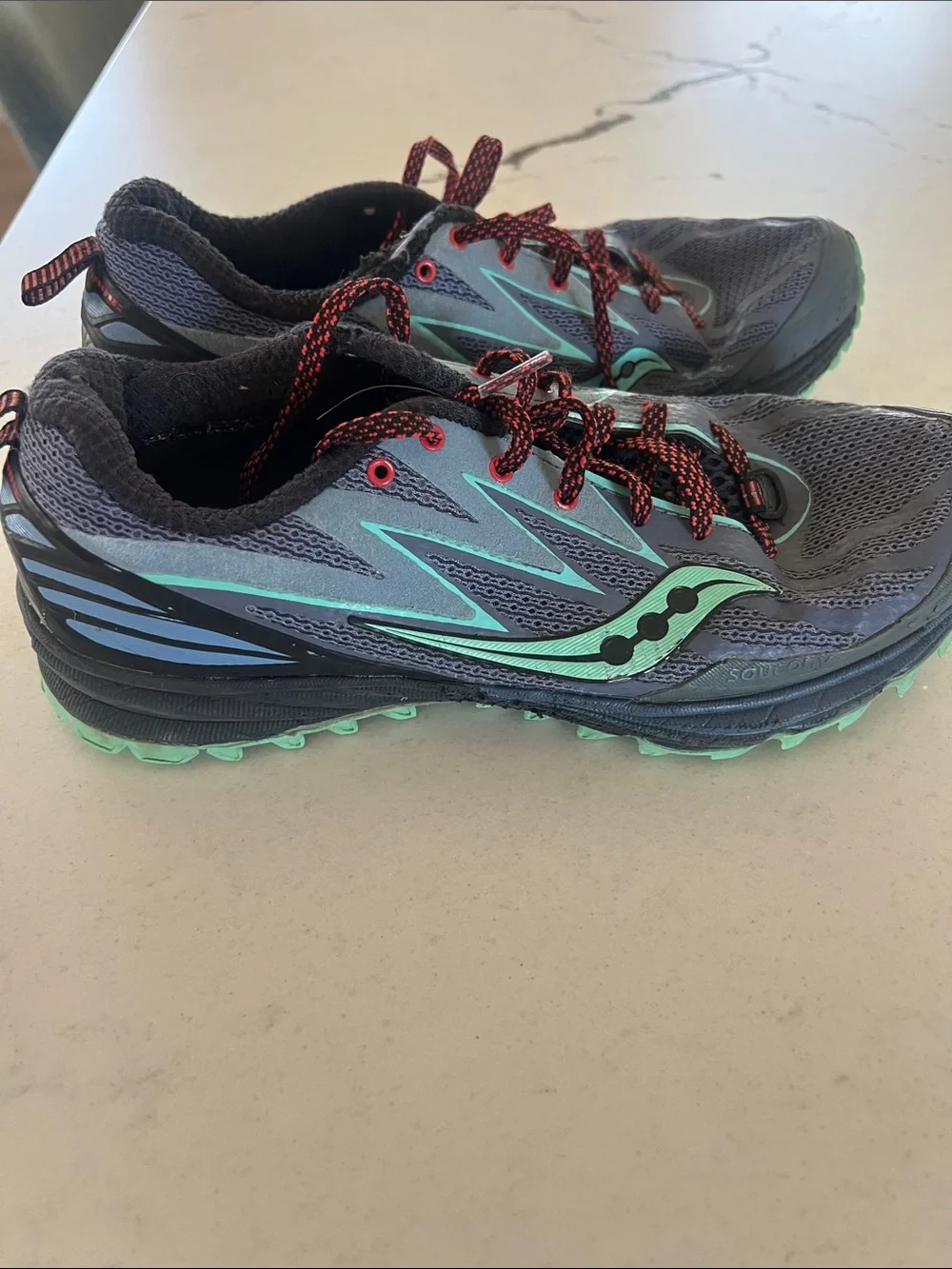 Saucony Peregrine 5 Women's Gray & Mint Green Trail shoe size 8. Classic shoe.